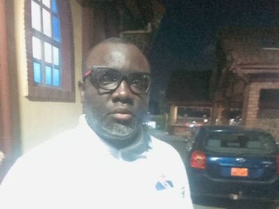 Trois ans après son décès, le père du président de la Fécafoot a été honoré jeudi à la Cathédrale Sainte-Monique de Makepe. L’initiative, portée par Philippe Kenmoe dit « Crocodile d’Afrique », a rassemblé de nombreux jeunes.  