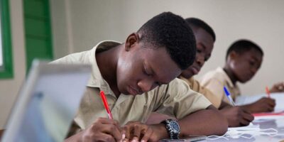 L’école de l’aliénation : pourquoi le système éducatif africain prépare à la servitude plutôt qu’à la souveraineté 