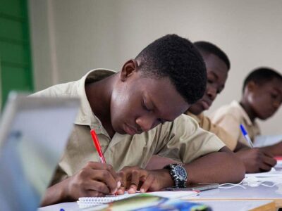 L’école de l’aliénation : pourquoi le système éducatif africain prépare à la servitude plutôt qu’à la souveraineté