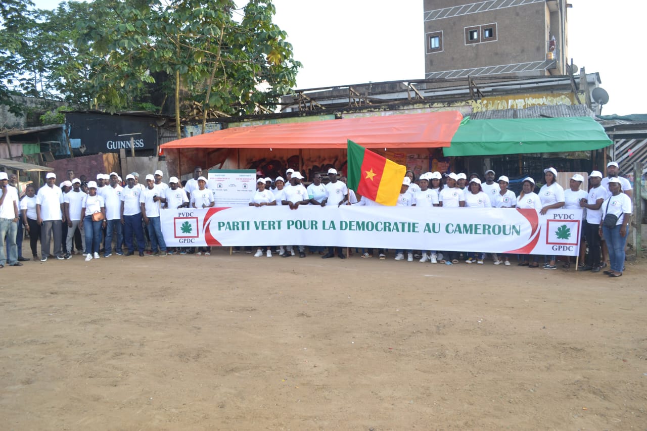La Place des Fêtes de Bamendjou a accueilli ce 20 mai 2026 les autorités administratives, traditionnelles, religieuses, militaires, élèves, encadreurs, partis politiques et autres participants dans le cadre de la célébration de la 54ᵉ édition de la Fête Nationale de l’Unité ayant pour thème : « L’Unité nationale, pilier de notre défense et socle du développement du Cameroun ». Mobilisation, joie et patriotisme étaient au rendez-vous.