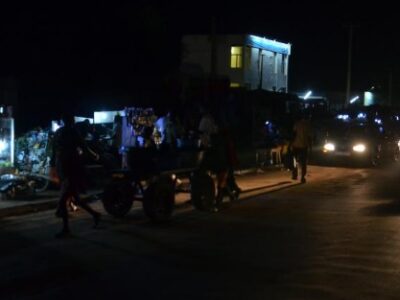 Douala – Le quartier Deido, dans l’arrondissement de Douala Ier, est privé d’électricité depuis le samedi 23 mai 2026 à 8h. Dimanche à midi, l’alimentation n’était toujours pas rétablie, soit plus de 28 heures de coupure consécutives selon plusieurs résidents.