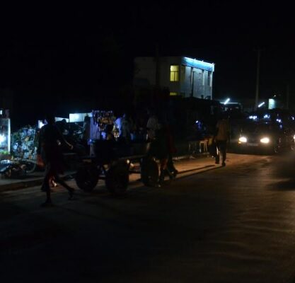 Douala – Le quartier Deido, dans l’arrondissement de Douala Ier, est privé d’électricité depuis le samedi 23 mai 2026 à 8h. Dimanche à midi, l’alimentation n’était toujours pas rétablie, soit plus de 28 heures de coupure consécutives selon plusieurs résidents.
