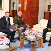 Le Général John William Brennan Jr. et le Chef de l’État ont évoqué ce jeudi soir la coopération militaire Cameroun-USA face à la menace terroriste dans l’Extrême-Nord.