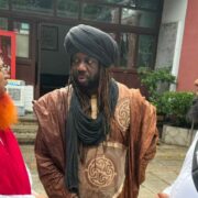Depuis plusieurs mois, le guide de la communauté internationale des Soufis, Cheick Soufi Moaze Ouedraogo, multiplie les rencontres spirituelles à travers le monde. Après une étape marquante en Turquie, le missionnaire poursuit sa tournée en Asie, notamment en Chine et à Hong Kong, où il porte un message universel de paix, de tolérance et d’amour du prochain.