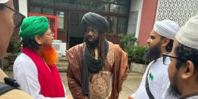 Depuis plusieurs mois, le guide de la communauté internationale des Soufis, Cheick Soufi Moaze Ouedraogo, multiplie les rencontres spirituelles à travers le monde. Après une étape marquante en Turquie, le missionnaire poursuit sa tournée en Asie, notamment en Chine et à Hong Kong, où il porte un message universel de paix, de tolérance et d’amour du prochain.