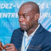 Le rédacteur en chef de DFM, première radio d’information économique au Cameroun et en zone Cemac, Serge Gautier Onanina a commis une publication ce dimanche 31 mai 2026 sur sa page Facebook dans laquelle il pose des questions pertinentes sur les piliers et principes de l’industrialisation de son pays. Des questions auxquelles les autorités camerounaises ne peuvent apporter des réponses convaincantes en s’appuyant sur des réalisations concrètes sur le terrain. Lire l’intégralité de la publication du journaliste ci-dessous.