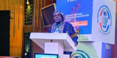 Premier maire de la ville de Bafoussam depuis 2020, Roger Tafam préside la branche Afrique de l’Observatoire International de la Démocratie Participative (OIDP), un réseau mondial de plus de 1 500 gouvernements locaux dédié à la promotion et à la diffusion des meilleures pratiques en matière de participation citoyenne. Le magistrat municipal organise la 7ème édition du Forum International de la Démocratie Participative en Afrique (FIDEPA), au Palais des Congrès de Yaoundé, du 27 au 30 octobre 2026, sous la présidence de la ville de Bafoussam. Dans cet entretien exclusif accordé à La Plume de l’Aigle, le maire RDPC revient sur son parcours et dévoile ses ambitions à la tête de l’organisation continentale pour le rayonnement de sa ville et du Cameroun à l’international.