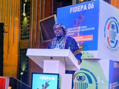 Premier maire de la ville de Bafoussam depuis 2020, Roger Tafam préside la branche Afrique de l’Observatoire International de la Démocratie Participative (OIDP), un réseau mondial de plus de 1 500 gouvernements locaux dédié à la promotion et à la diffusion des meilleures pratiques en matière de participation citoyenne. Le magistrat municipal organise la 7ème édition du Forum International de la Démocratie Participative en Afrique (FIDEPA), au Palais des Congrès de Yaoundé, du 27 au 30 octobre 2026, sous la présidence de la ville de Bafoussam. Dans cet entretien exclusif accordé à La Plume de l’Aigle, le maire RDPC revient sur son parcours et dévoile ses ambitions à la tête de l’organisation continentale pour le rayonnement de sa ville et du Cameroun à l’international.