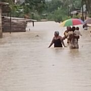Inondations à Douala, femmes et enfants traversent une rue inondée ç Douala 5e le 18 septembre 2026, alerte ONU OCHA