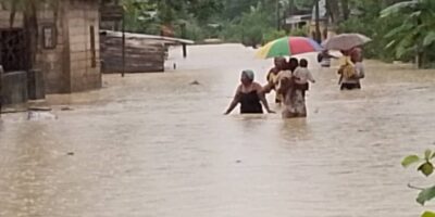Inondations à Douala, femmes et enfants traversent une rue inondée ç Douala 5e le 18 septembre 2026, alerte ONU OCHA