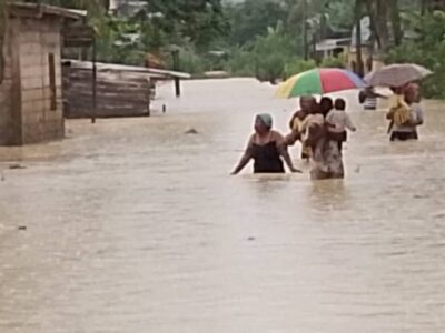 Inondations à Douala, femmes et enfants traversent une rue inondée ç Douala 5e le 18 septembre 2026, alerte ONU OCHA
