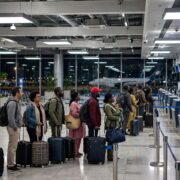 Passagers faisant la queue au comptoir d'enregistrement à l'aéroport de Yaoundé-Nsimalen pour un vol du soir