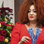 Première Dame Chantal Biya en tenue rouge et bleue lors d'une cérémonie officielle au Palais d'Etoudi Yaoundé
