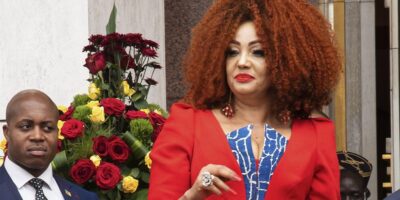 Première Dame Chantal Biya en tenue rouge et bleue lors d'une cérémonie officielle au Palais d'Etoudi Yaoundé