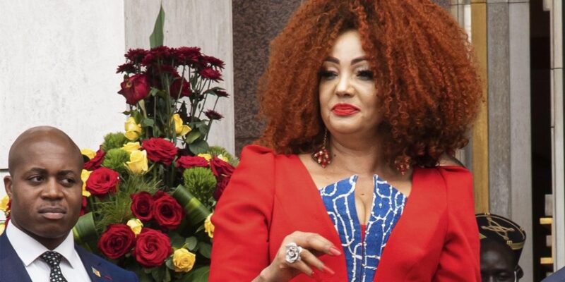 Première Dame Chantal Biya en tenue rouge et bleue lors d'une cérémonie officielle au Palais d'Etoudi Yaoundé