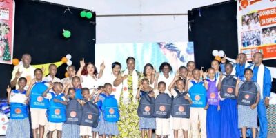 Remise de kits scolaires par l'ONG Petra Roc à Abobo