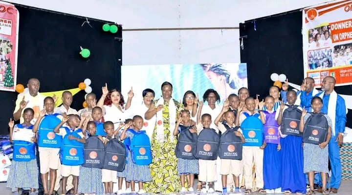 Remise de kits scolaires par l'ONG Petra Roc à Abobo