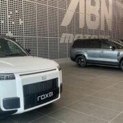 SUV ROX 01 blanc et gris exposés dans le showroom ABN Motors avant le salon Centrale Auto 2026 au Cameroun