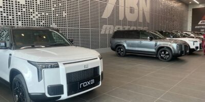 SUV ROX 01 blanc et gris exposés dans le showroom ABN Motors avant le salon Centrale Auto 2026 au Cameroun