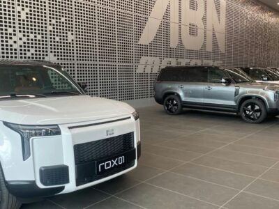 SUV ROX 01 blanc et gris exposés dans le showroom ABN Motors avant le salon Centrale Auto 2026 au Cameroun