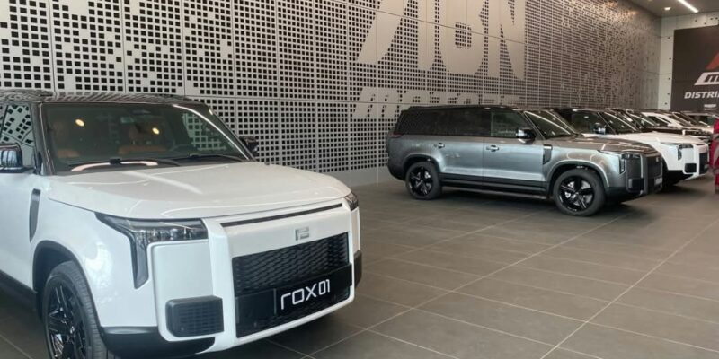 SUV ROX 01 blanc et gris exposés dans le showroom ABN Motors avant le salon Centrale Auto 2026 au Cameroun