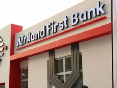 Afriland First Bank annonce le refus immédiat des pièces émises entre 1958 et 1985 à ses guichets, alors même que la BEAC a prévu un retrait progressif. La banque qui se dit citoyenne entretient ainsi la panique au sein de la population camerounaise.  