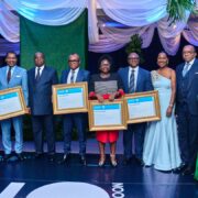 Moment fort de la soirée : la séquence de reconnaissance. Ecobank Cameroun a rendu un hommage appuyé à ses quatre collaborateurs pionniers, totalisant chacun 25 années d'ancienneté. Un symbole fort de fidélité et de professionnalisme, saluant leur rôle déterminant dans la construction de la banque.
