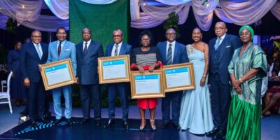 Moment fort de la soirée : la séquence de reconnaissance. Ecobank Cameroun a rendu un hommage appuyé à ses quatre collaborateurs pionniers, totalisant chacun 25 années d'ancienneté. Un symbole fort de fidélité et de professionnalisme, saluant leur rôle déterminant dans la construction de la banque.