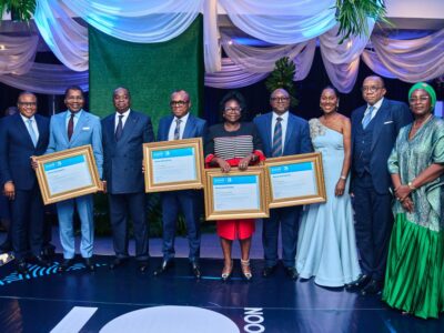 Moment fort de la soirée : la séquence de reconnaissance. Ecobank Cameroun a rendu un hommage appuyé à ses quatre collaborateurs pionniers, totalisant chacun 25 années d'ancienneté. Un symbole fort de fidélité et de professionnalisme, saluant leur rôle déterminant dans la construction de la banque.