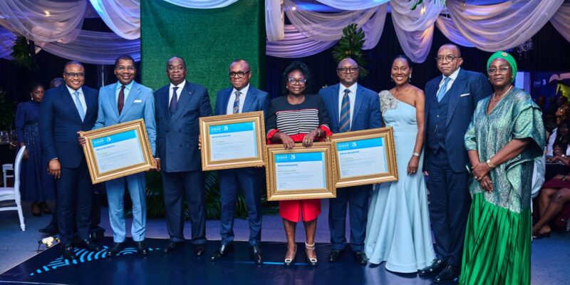Moment fort de la soirée : la séquence de reconnaissance. Ecobank Cameroun a rendu un hommage appuyé à ses quatre collaborateurs pionniers, totalisant chacun 25 années d'ancienneté. Un symbole fort de fidélité et de professionnalisme, saluant leur rôle déterminant dans la construction de la banque.