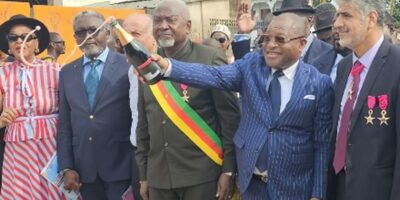 Ibrahim Hoballah PDG Groupe Hoballah à droite avec médailles aux côtés du maire de Douala 5e Richard Mfeungwang inaugurant une route en pavés d'un kilomètre à Bonamoussadi le 21 octobre 2026 à Douala