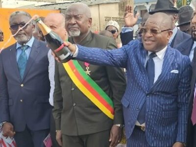 Ibrahim Hoballah PDG Groupe Hoballah à droite avec médailles aux côtés du maire de Douala 5e Richard Mfeungwang inaugurant une route en pavés d'un kilomètre à Bonamoussadi le 21 octobre 2026 à Douala