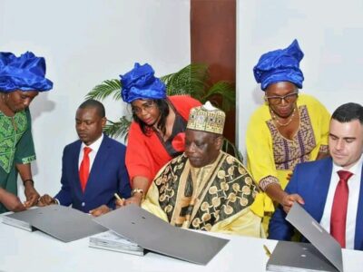 Signature de l'accord tripartite World Dream Investment Ndolle City à l'hôtel Hilton de Yaoundé en août 2025, avec Hamish Ellis Jack à droite et un chef traditionnel camerounais au centre