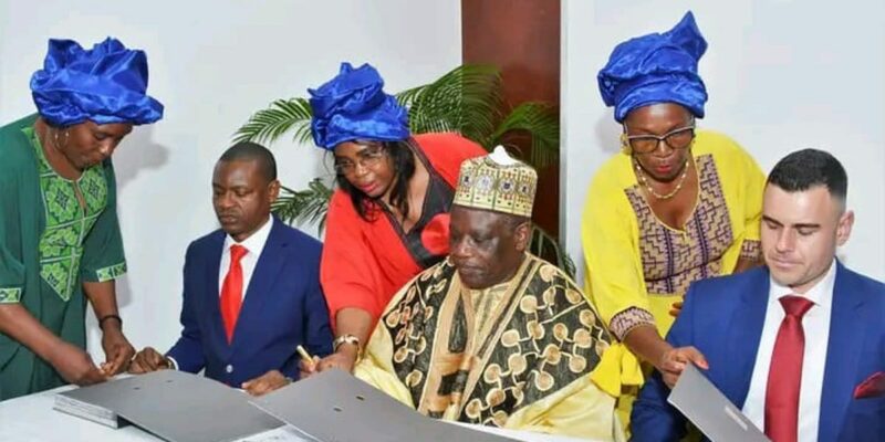 Signature de l'accord tripartite World Dream Investment Ndolle City à l'hôtel Hilton de Yaoundé en août 2025, avec Hamish Ellis Jack à droite et un chef traditionnel camerounais au centre