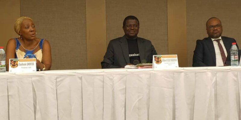Conférence de presse des Awards des Assurances à Douala le 27 octobre 2026 avec Eudoxie Douya, Roger Martial Edidie et Gilbert Ele Ndzana