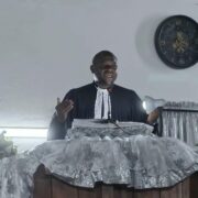 Révérend pasteur Tiki Philippe Gustave en chaire lors du culte d'actions de grâce Bonatongo Excellence 2026 à la paroisse UEBC Béthel Deux Églises à Douala