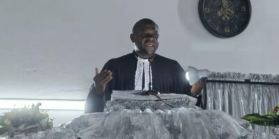 Révérend pasteur Tiki Philippe Gustave en chaire lors du culte d'actions de grâce Bonatongo Excellence 2026 à la paroisse UEBC Béthel Deux Églises à Douala