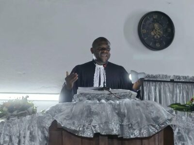 Révérend pasteur Tiki Philippe Gustave en chaire lors du culte d'actions de grâce Bonatongo Excellence 2026 à la paroisse UEBC Béthel Deux Églises à Douala