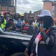Brenda Biya avec casquette blanche lors de la campagne d'assainissement du marché Mokolo à Yaoundé le 14 octobre 2026