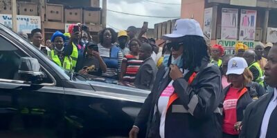 Brenda Biya avec casquette blanche lors de la campagne d'assainissement du marché Mokolo à Yaoundé le 14 octobre 2026