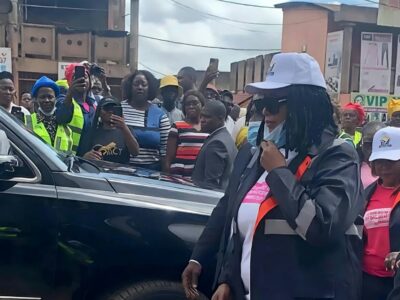 Brenda Biya avec casquette blanche lors de la campagne d'assainissement du marché Mokolo à Yaoundé le 14 octobre 2026