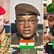 Les trois chefs d'Etat de l'Alliance des Etats du Sahel AES - Capitaine Ibrahim Traoré du Burkina Faso, Général Abdourahamane Tiani du Niger et Colonel Assimi Goïta du Mali, illustration de l'analyse sur les incohérences stratégiques AES