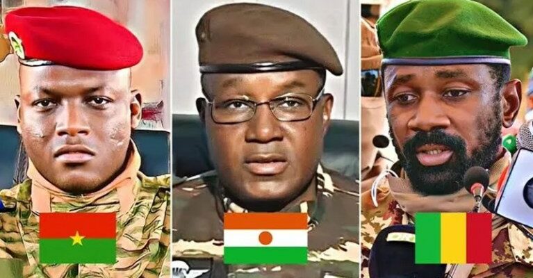 Les trois chefs d'Etat de l'Alliance des Etats du Sahel AES - Capitaine Ibrahim Traoré du Burkina Faso, Général Abdourahamane Tiani du Niger et Colonel Assimi Goïta du Mali, illustration de l'analyse sur les incohérences stratégiques AES