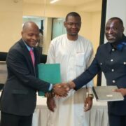 Poignée de main entre le représentant de Genie Building et Junior Abraham Ngosso, président du Consortium de Ndollè City, lors de la signature de l'ancien accord aujourd'hui rompu