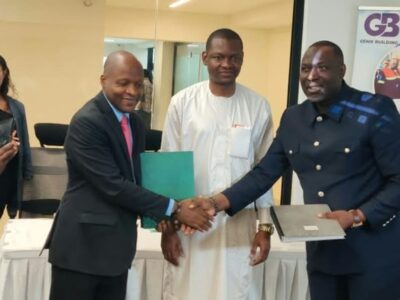 Poignée de main entre le représentant de Genie Building et Junior Abraham Ngosso, président du Consortium de Ndollè City, lors de la signature de l'ancien accord aujourd'hui rompu