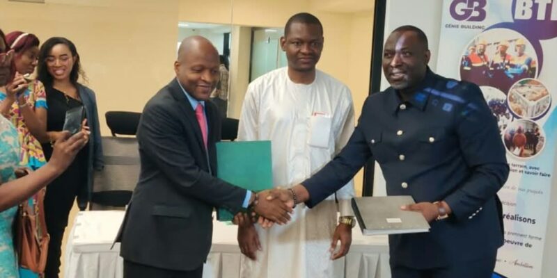 Poignée de main entre le représentant de Genie Building et Junior Abraham Ngosso, président du Consortium de Ndollè City, lors de la signature de l'ancien accord aujourd'hui rompu