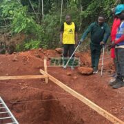 Conseiller regional Sud Raymond Barre Mekamba en survêtement vert avec béquilles visite chantier construction pylone Orange Cameroun village Koum-Yetotan Lolodorf