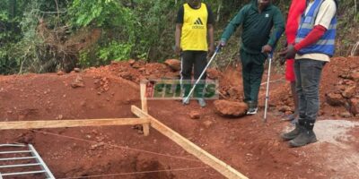 Conseiller regional Sud Raymond Barre Mekamba en survêtement vert avec béquilles visite chantier construction pylone Orange Cameroun village Koum-Yetotan Lolodorf