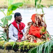 Le Dr Louis Dika Akwa, nouveau Roi des Bonambela, lors du rituel du Ngondo Jengu sur le Wouri, le 10 octobre 2026 à Douala