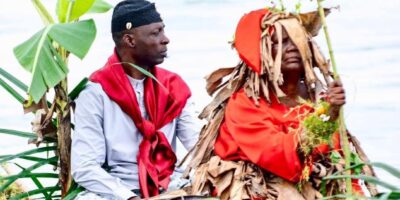 Le Dr Louis Dika Akwa, nouveau Roi des Bonambela, lors du rituel du Ngondo Jengu sur le Wouri, le 10 octobre 2026 à Douala